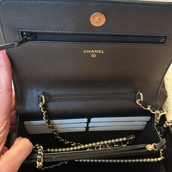 Chanel irradescent wallet with pearl chain. - Picture 5 of 7
